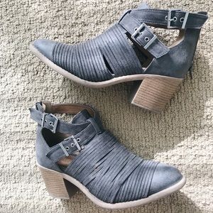 Super cute boots with buckle!!